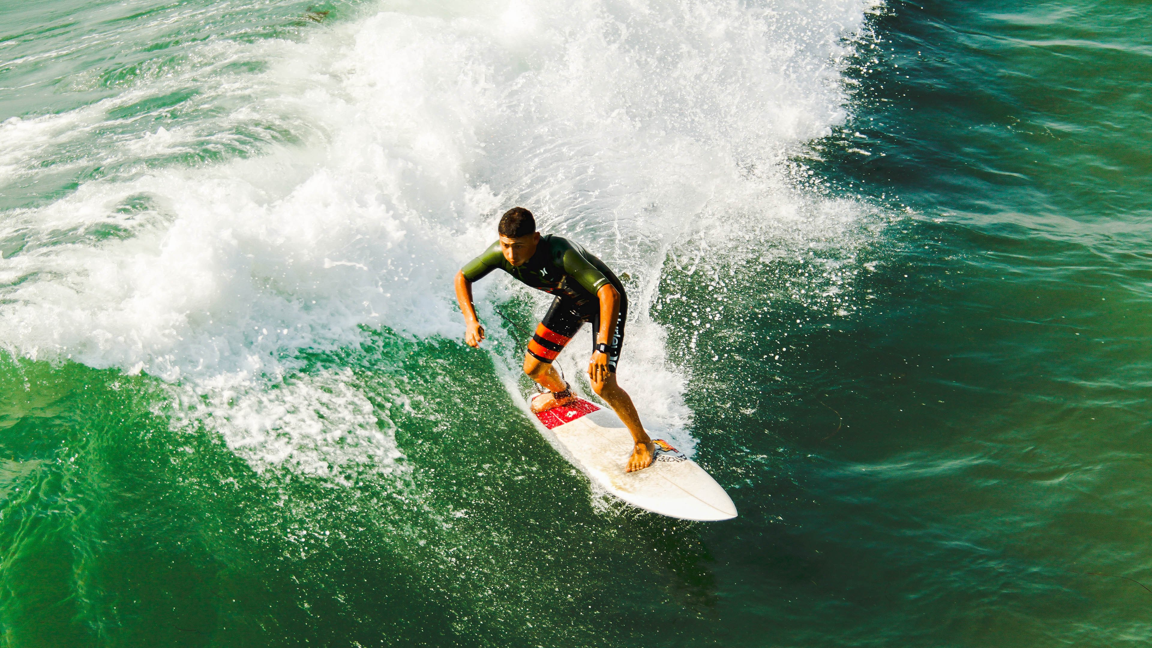夜间荧光定向越野赛 选手手持荧光地图穿梭林间